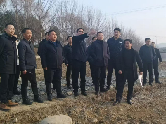 竹溪縣委書記許慶一一行蒞臨竹溪河水污染治理及水生態(tài)修復(fù)工程（一期）EPC總承包項(xiàng)目現(xiàn)場檢查指導(dǎo)工作 (1).png